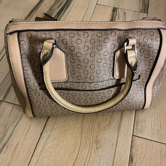 Guess bag not used a lot, had it in my closet for awhile it needs a new home - Picture 2 of 3